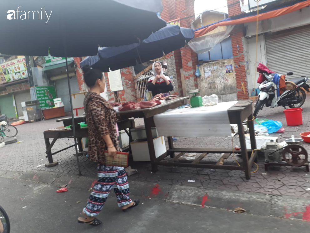 Mùng 2 Tết các chợ cóc đã lác đác tiểu thương bán hàng với giá cả đắt đỏ đến giật mình, 700.000 đồng cho 1kg thịt bò - 2 Mùng 2 Tết các chợ cóc đã lác đác tiểu thương bán hàng với giá cả đắt đỏ đến giật mình, 700.000 đồng cho 1kg thịt bò - 2