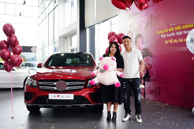 Chơi lớn như trung vệ Bùi Tiến Dũng: Lì xì bà xã hẳn 236.678.999 đồng thế này thì ai chơi lại? - 3 Chơi lớn như trung vệ Bùi Tiến Dũng: Lì xì bà xã hẳn 236.678.999 đồng thế này thì ai chơi lại? - 3