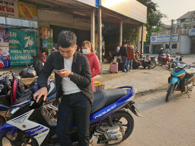 Hà Tĩnh: Hành khách chật vật chờ xe vào Nam ra Bắc sau Tết Nguyên đán Hà Tĩnh: Hành khách chật vật chờ xe vào Nam ra Bắc sau Tết Nguyên đán