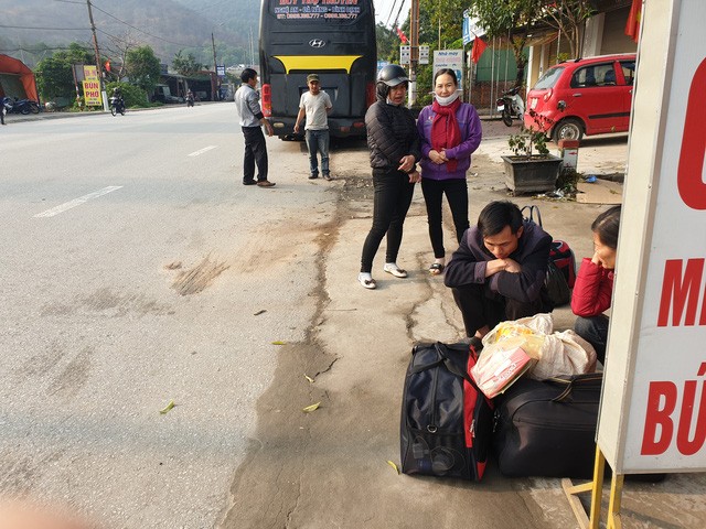Hà Tĩnh: Hành khách chật vật chờ xe vào Nam ra Bắc sau Tết Nguyên đán - 4 Hà Tĩnh: Hành khách chật vật chờ xe vào Nam ra Bắc sau Tết Nguyên đán - 4