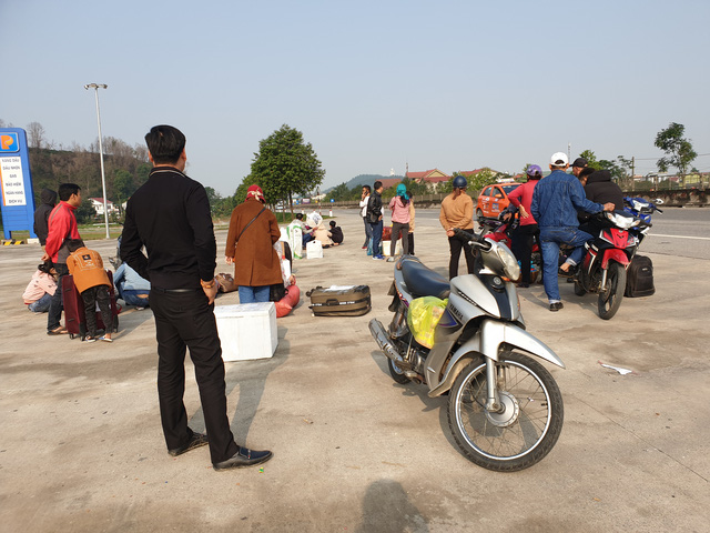 Hà Tĩnh: Hành khách chật vật chờ xe vào Nam ra Bắc sau Tết Nguyên đán - 5 Hà Tĩnh: Hành khách chật vật chờ xe vào Nam ra Bắc sau Tết Nguyên đán - 5
