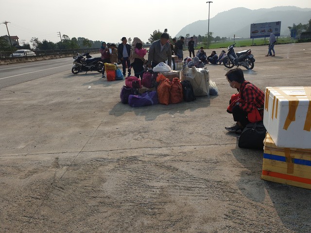 Hà Tĩnh: Hành khách chật vật chờ xe vào Nam ra Bắc sau Tết Nguyên đán - 6 Hà Tĩnh: Hành khách chật vật chờ xe vào Nam ra Bắc sau Tết Nguyên đán - 6