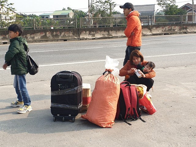 Hà Tĩnh: Hành khách chật vật chờ xe vào Nam ra Bắc sau Tết Nguyên đán - 7 Hà Tĩnh: Hành khách chật vật chờ xe vào Nam ra Bắc sau Tết Nguyên đán - 7