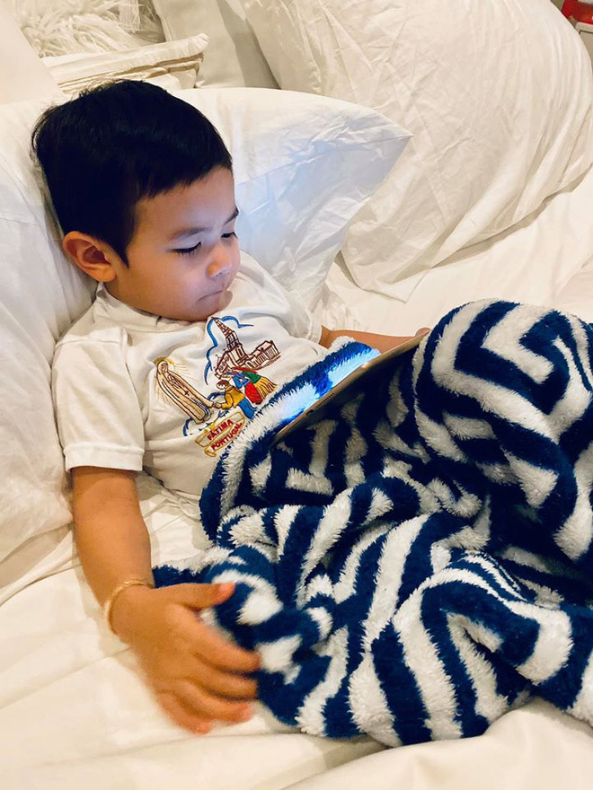 Vợ chồng Đan Trường lo lắng vì con sốt cao 3 ngày, các sao Việt tích cực phòng dịch viêm phổi Corona