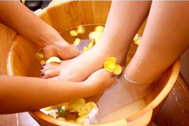 Vì sao các spa thường dùng chậu gỗ để ngâm chân? - 1 Vì sao các spa thường dùng chậu gỗ để ngâm chân? - 1