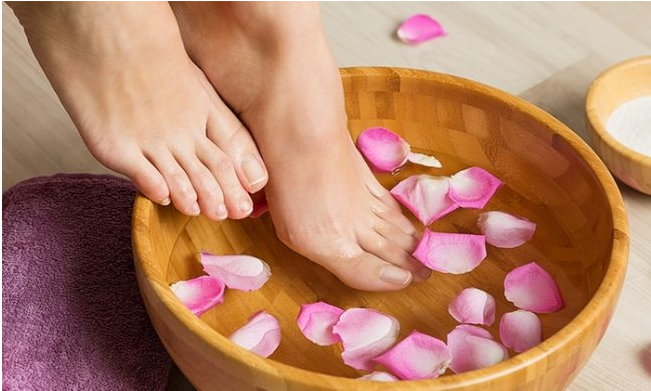 Vì sao các spa thường dùng chậu gỗ để ngâm chân? Vì sao các spa thường dùng chậu gỗ để ngâm chân?