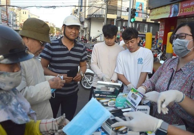 Tình hình dịch corona ngày càng căng thẳng, hội cầu thủ Việt ghi điểm nhờ những hành động tốt đẹp vì cộng đồng - 1 Tình hình dịch corona ngày càng căng thẳng, hội cầu thủ Việt ghi điểm nhờ những hành động tốt đẹp vì cộng đồng - 1