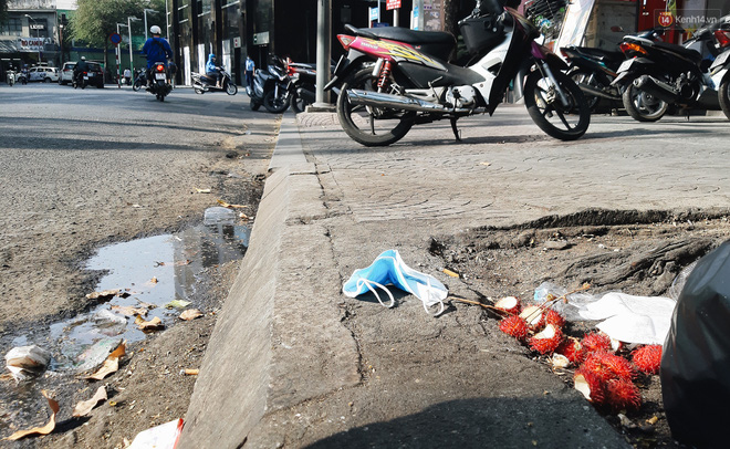 Khi người dân chen nhau mua bằng được khẩu trang để bảo vệ chính mình nhưng lại vứt tràn lan ra ngoài môi trường - 5 Khi người dân chen nhau mua bằng được khẩu trang để bảo vệ chính mình nhưng lại vứt tràn lan ra ngoài môi trường - 5