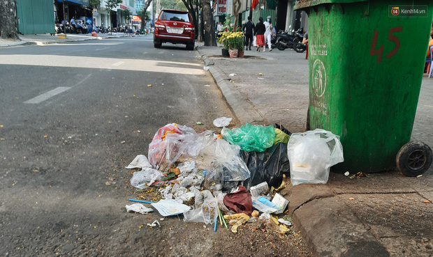 Khi người dân chen nhau mua bằng được khẩu trang để bảo vệ chính mình nhưng lại vứt tràn lan ra ngoài môi trường - 1 Khi người dân chen nhau mua bằng được khẩu trang để bảo vệ chính mình nhưng lại vứt tràn lan ra ngoài môi trường - 1