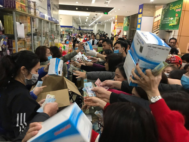 Khi người dân chen nhau mua bằng được khẩu trang để bảo vệ chính mình nhưng lại vứt tràn lan ra ngoài môi trường Khi người dân chen nhau mua bằng được khẩu trang để bảo vệ chính mình nhưng lại vứt tràn lan ra ngoài môi trường