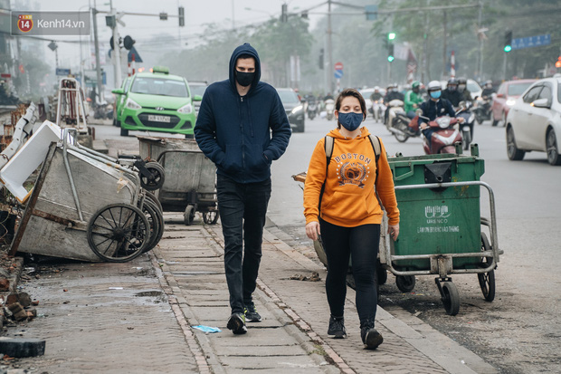 Khi người dân chen nhau mua bằng được khẩu trang để bảo vệ chính mình nhưng lại vứt tràn lan ra ngoài môi trường - 6 Khi người dân chen nhau mua bằng được khẩu trang để bảo vệ chính mình nhưng lại vứt tràn lan ra ngoài môi trường - 6