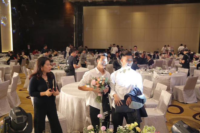 Đám cưới Quỳnh Anh - Duy Mạnh đã xong mà đến giờ khách mời vẫn chưa khoe hết ảnh: Hôn lễ cổ tích nó phải khác! - 5 Đám cưới Quỳnh Anh - Duy Mạnh đã xong mà đến giờ khách mời vẫn chưa khoe hết ảnh: Hôn lễ cổ tích nó phải khác! - 5