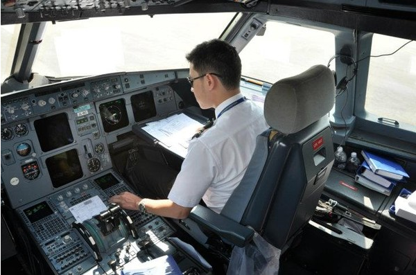 Vì sao phi công không được có sẹo, để râu hay xỏ khuyên? Vì sao phi công không được có sẹo, để râu hay xỏ khuyên?