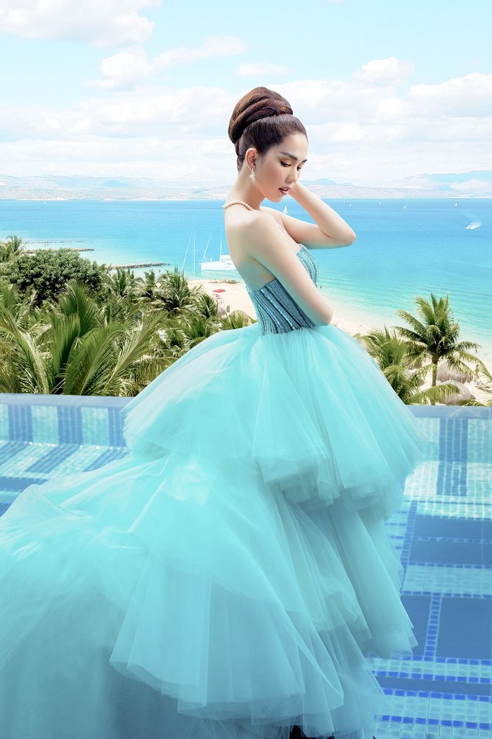 Ngọc Trinh khoe vòng một táo bạo với đầm công chúa - 2 Ngọc Trinh khoe vòng một táo bạo với đầm công chúa - 2
