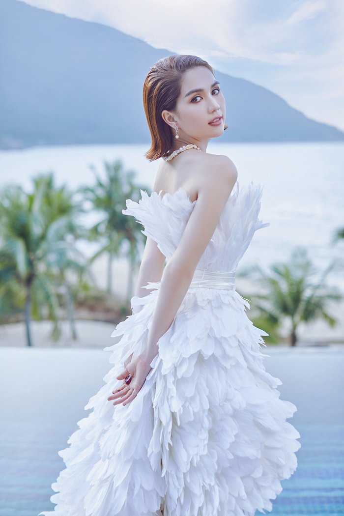 Ngọc Trinh khoe vòng một táo bạo với đầm công chúa - 6 Ngọc Trinh khoe vòng một táo bạo với đầm công chúa - 6