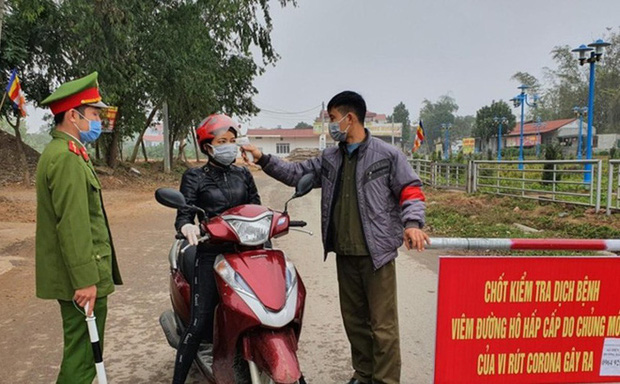 Bí thư xã Sơn Lôi: 'Người dân biết công an, bộ đội, các bác sỹ trực chốt rất vất vả nên mang gà, khoai ra ủng hộ' Bí thư xã Sơn Lôi: 'Người dân biết công an, bộ đội, các bác sỹ trực chốt rất vất vả nên mang gà, khoai ra ủng hộ'