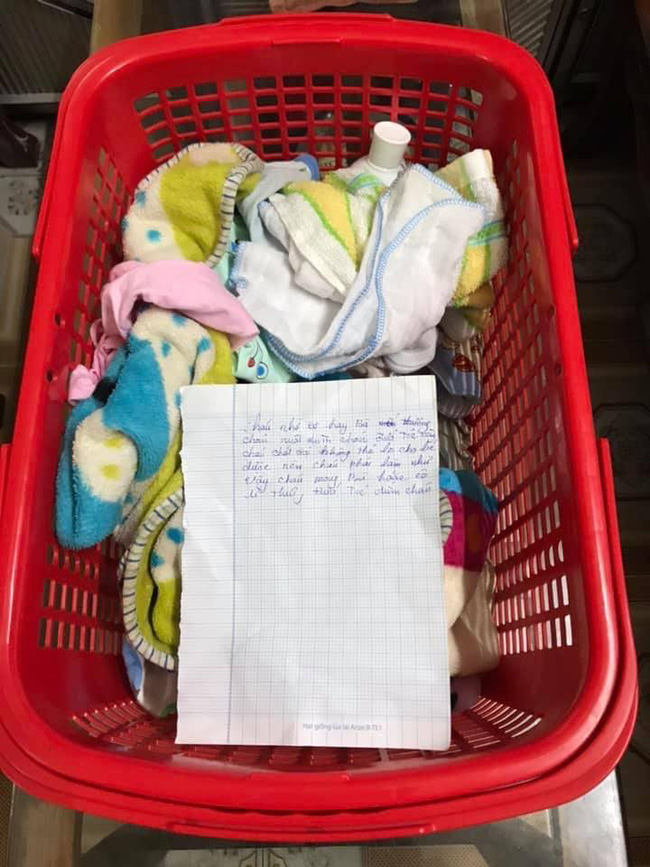 Hà Nam: Bé gái sơ sinh bị bỏ rơi cạnh mẩu giấy có nội dung 'Nuôi dùm cháu đứa trẻ này, cháu trót dại không thể lo cho bé được' Hà Nam: Bé gái sơ sinh bị bỏ rơi cạnh mẩu giấy có nội dung 'Nuôi dùm cháu đứa trẻ này, cháu trót dại không thể lo cho bé được'