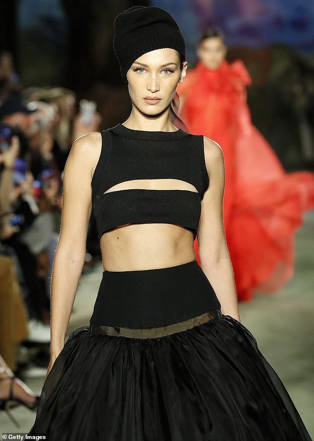 Thời trang xuyên thấu hở bạo, cut -out phủ sóng New York Fashion Week 2020 Thời trang xuyên thấu hở bạo, cut -out phủ sóng New York Fashion Week 2020