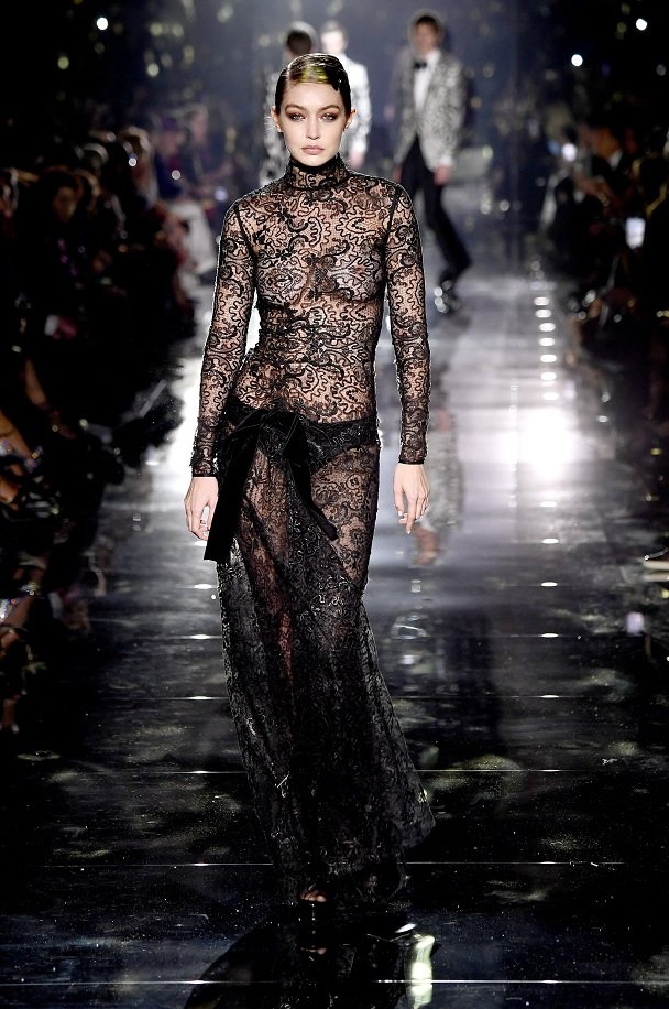 Thời trang xuyên thấu hở bạo, cut -out phủ sóng New York Fashion Week 2020 - 8 Thời trang xuyên thấu hở bạo, cut -out phủ sóng New York Fashion Week 2020 - 8