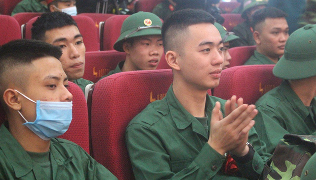 Hình ảnh xúc động tiễn tân binh lên đường nhập ngũ ở Hải Dương - 10 Hình ảnh xúc động tiễn tân binh lên đường nhập ngũ ở Hải Dương - 10