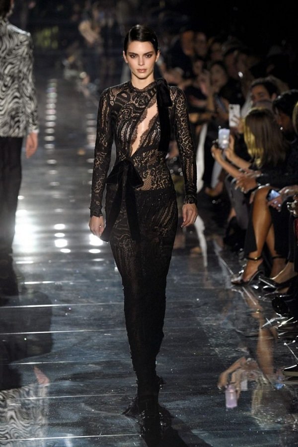 Thời trang xuyên thấu hở bạo, cut -out phủ sóng New York Fashion Week 2020 - 9 Thời trang xuyên thấu hở bạo, cut -out phủ sóng New York Fashion Week 2020 - 9