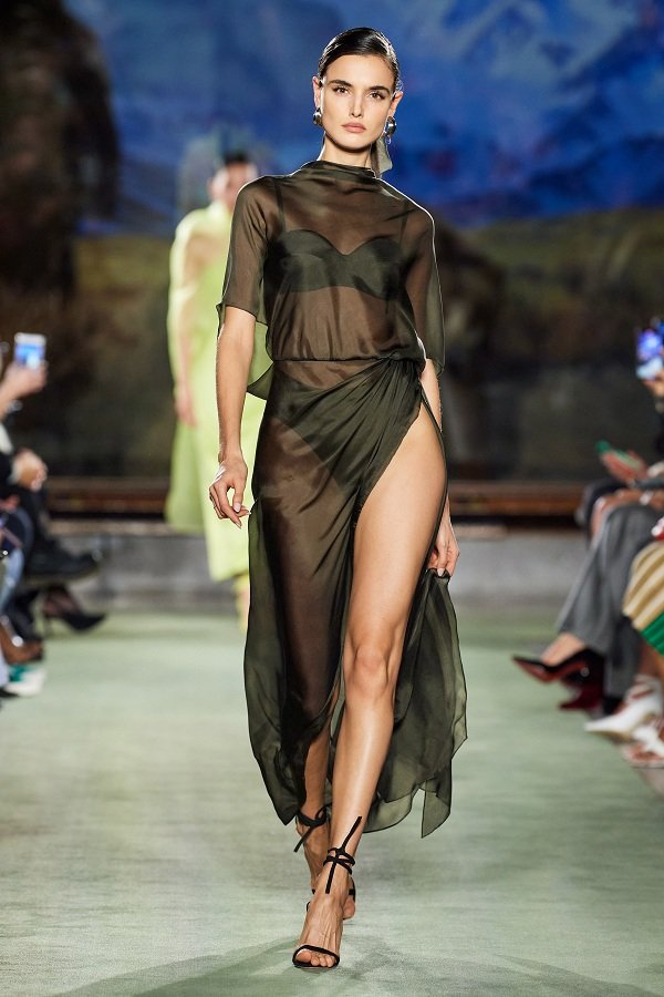 Thời trang xuyên thấu hở bạo, cut -out phủ sóng New York Fashion Week 2020 - 4 Thời trang xuyên thấu hở bạo, cut -out phủ sóng New York Fashion Week 2020 - 4
