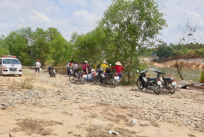 Bình Dương: Thiếu niên chết bất thường ở hồ cá, nghi án giết người giấu xác Bình Dương: Thiếu niên chết bất thường ở hồ cá, nghi án giết người giấu xác