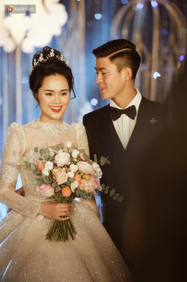 Khoảnh khắc dễ thương: Chú rể Duy Mạnh khoe giọng 'ngọt như mía lùi' trong đám cưới, cô dâu Quỳnh Anh chiếm trọn spotlight với màn múa phụ họa đầy ngại ngùng - 2 Khoảnh khắc dễ thương: Chú rể Duy Mạnh khoe giọng 'ngọt như mía lùi' trong đám cưới, cô dâu Quỳnh Anh chiếm trọn spotlight với màn múa phụ họa đầy ngại ngùng - 2