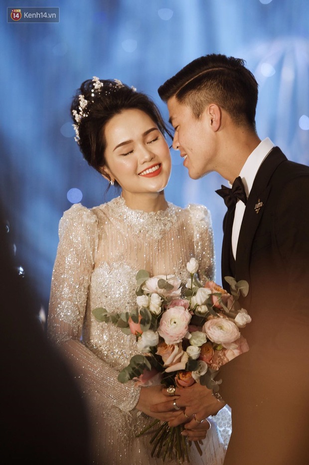 Khoảnh khắc dễ thương: Chú rể Duy Mạnh khoe giọng 'ngọt như mía lùi' trong đám cưới, cô dâu Quỳnh Anh chiếm trọn spotlight với màn múa phụ họa đầy ngại ngùng - 4 Khoảnh khắc dễ thương: Chú rể Duy Mạnh khoe giọng 'ngọt như mía lùi' trong đám cưới, cô dâu Quỳnh Anh chiếm trọn spotlight với màn múa phụ họa đầy ngại ngùng - 4