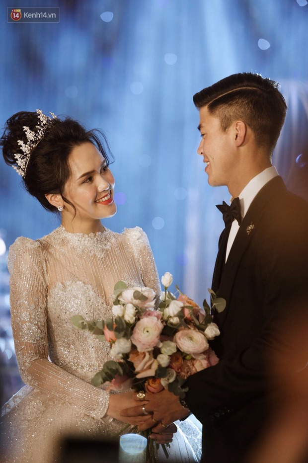 Khoảnh khắc dễ thương: Chú rể Duy Mạnh khoe giọng 'ngọt như mía lùi' trong đám cưới, cô dâu Quỳnh Anh chiếm trọn spotlight với màn múa phụ họa đầy ngại ngùng - 5 Khoảnh khắc dễ thương: Chú rể Duy Mạnh khoe giọng 'ngọt như mía lùi' trong đám cưới, cô dâu Quỳnh Anh chiếm trọn spotlight với màn múa phụ họa đầy ngại ngùng - 5