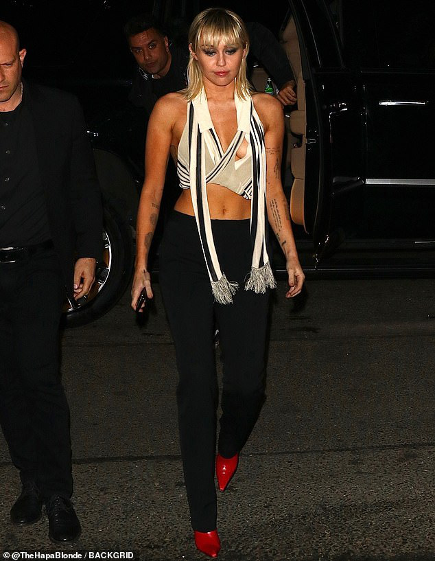 Hậu ly hôn, Miley Cyrus tiếp tục trở thành trung tâm của sự chú ý khi để lộ vòng 1 trước vô vàn ống kính - 2 Hậu ly hôn, Miley Cyrus tiếp tục trở thành trung tâm của sự chú ý khi để lộ vòng 1 trước vô vàn ống kính - 2
