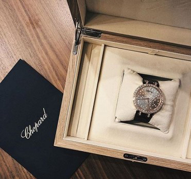 Ông xã Á hậu Tú Anh chơi lớn, chi tiền tỷ mua túi hiệu và xế sang tặng vợ nhân ngày Valentine - 2 Ông xã Á hậu Tú Anh chơi lớn, chi tiền tỷ mua túi hiệu và xế sang tặng vợ nhân ngày Valentine - 2