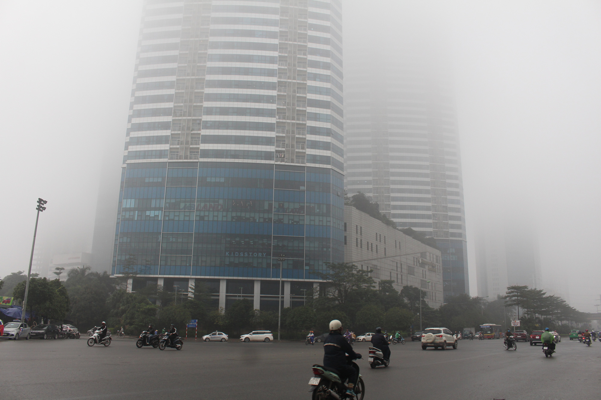 Hà Nội: Các tòa nhà cao tầng 'biến mất' vì sương mù bao phủ - 3 Hà Nội: Các tòa nhà cao tầng 'biến mất' vì sương mù bao phủ - 3