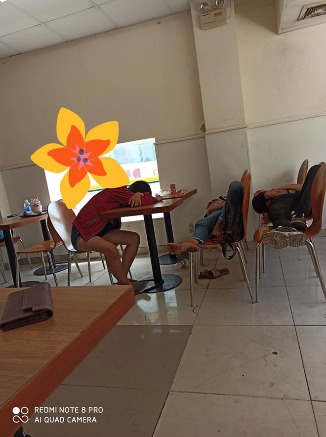 Hết nằm ngang đến bò dọc trong cửa hàng tiện lợi, nhóm thanh niên trẻ bị lên án vì: 'Thế này thì ngang bằng đuổi khách à?' Hết nằm ngang đến bò dọc trong cửa hàng tiện lợi, nhóm thanh niên trẻ bị lên án vì: 'Thế này thì ngang bằng đuổi khách à?'