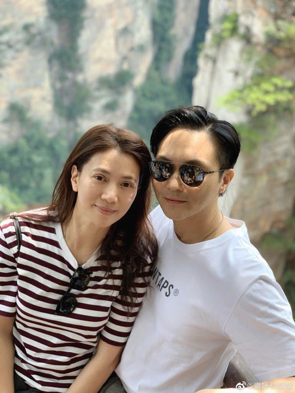 Những cặp vợ chồng Hoa ngữ sống bên nhau gần 2 thập kỷ: Người vẫn 'tim đập, tay run' khi ở bên đối phương, người tuyệt đối không gần nữ giới vì sợ vợ - 4 Những cặp vợ chồng Hoa ngữ sống bên nhau gần 2 thập kỷ: Người vẫn 'tim đập, tay run' khi ở bên đối phương, người tuyệt đối không gần nữ giới vì sợ vợ - 4