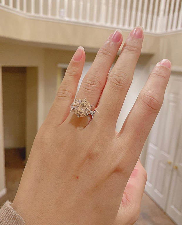 Phạm Hương làm dân tình ghen 'nổ mắt' với món quà khủng dịp Valentine Phạm Hương làm dân tình ghen 'nổ mắt' với món quà khủng dịp Valentine