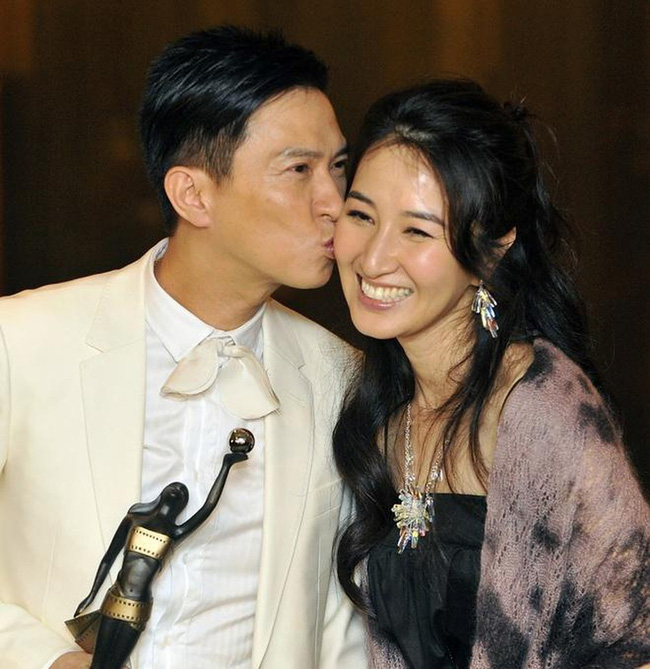 Những cặp vợ chồng Hoa ngữ sống bên nhau gần 2 thập kỷ: Người vẫn 'tim đập, tay run' khi ở bên đối phương, người tuyệt đối không gần nữ giới vì sợ vợ Những cặp vợ chồng Hoa ngữ sống bên nhau gần 2 thập kỷ: Người vẫn 'tim đập, tay run' khi ở bên đối phương, người tuyệt đối không gần nữ giới vì sợ vợ
