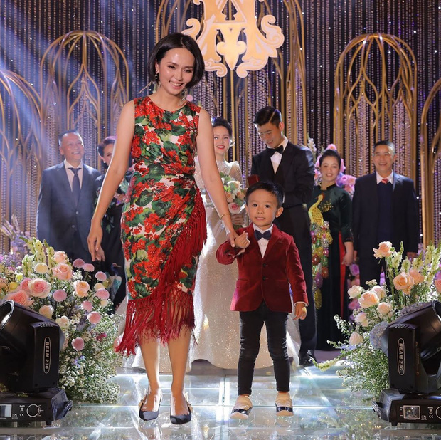 Hai ái nữ nhà cựu chủ tịch CLB Sài Gòn đến giờ mới chịu tung ảnh trong đám cưới: Là bức ảnh duy nhất chụp chung nhưng vẫn đủ khiến dân mạng xao xuyến - 2 Hai ái nữ nhà cựu chủ tịch CLB Sài Gòn đến giờ mới chịu tung ảnh trong đám cưới: Là bức ảnh duy nhất chụp chung nhưng vẫn đủ khiến dân mạng xao xuyến - 2