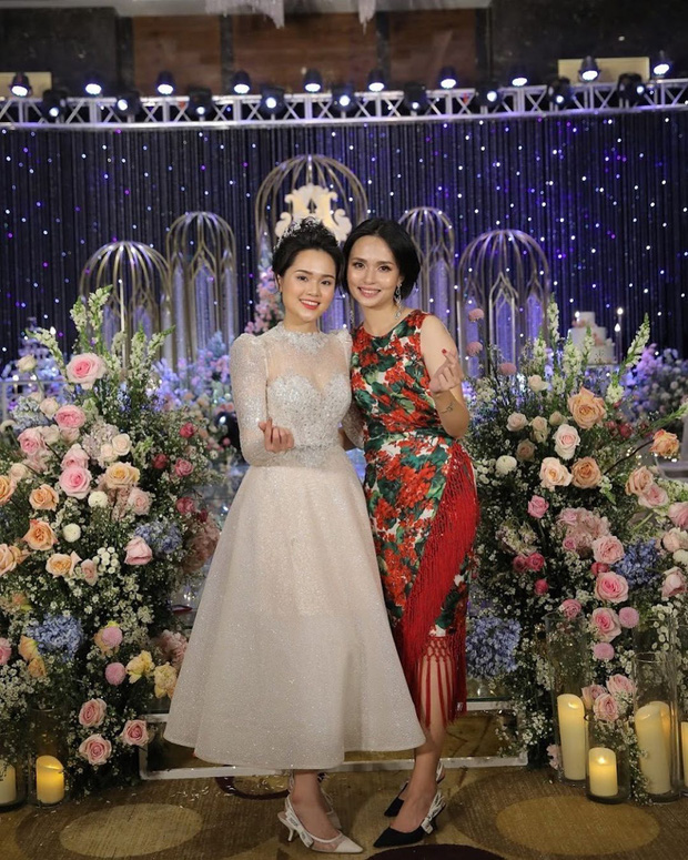 Hai ái nữ nhà cựu chủ tịch CLB Sài Gòn đến giờ mới chịu tung ảnh trong đám cưới: Là bức ảnh duy nhất chụp chung nhưng vẫn đủ khiến dân mạng xao xuyến - 1 Hai ái nữ nhà cựu chủ tịch CLB Sài Gòn đến giờ mới chịu tung ảnh trong đám cưới: Là bức ảnh duy nhất chụp chung nhưng vẫn đủ khiến dân mạng xao xuyến - 1