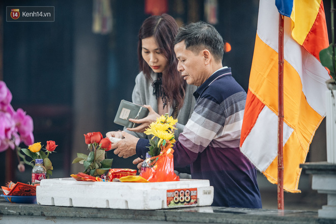 Chùa Hà đến hẹn lại lên: Các bạn trẻ đeo khẩu trang rủ nhau đi cầu duyên ngày Valentine - 11 Chùa Hà đến hẹn lại lên: Các bạn trẻ đeo khẩu trang rủ nhau đi cầu duyên ngày Valentine - 11
