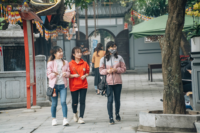 Chùa Hà đến hẹn lại lên: Các bạn trẻ đeo khẩu trang rủ nhau đi cầu duyên ngày Valentine - 10 Chùa Hà đến hẹn lại lên: Các bạn trẻ đeo khẩu trang rủ nhau đi cầu duyên ngày Valentine - 10