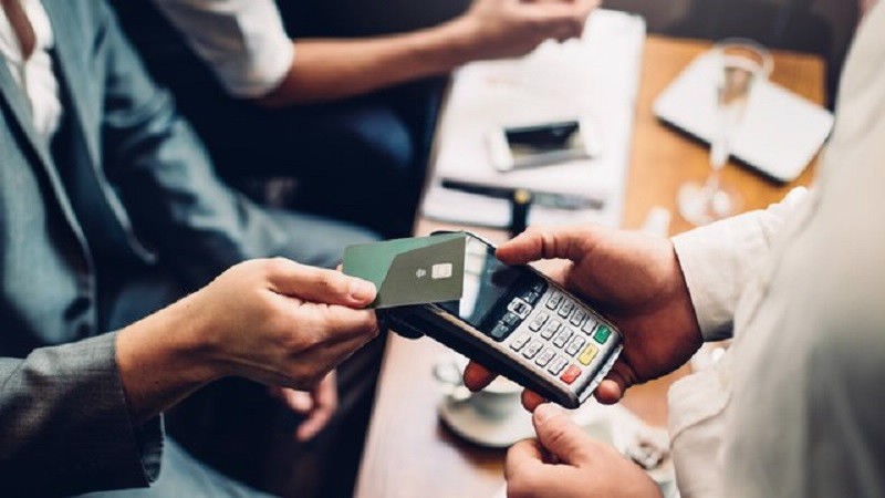 Các ngân hàng sắp miễn, giảm mạnh phí dịch vụ ngân hàng điện tử Các ngân hàng sắp miễn, giảm mạnh phí dịch vụ ngân hàng điện tử