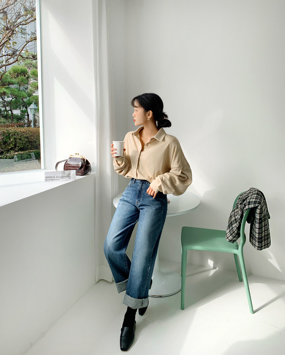 Mê quần jeans ống suông thì bạn nhất định phải sắm 3 mẫu áo sau để mặc là đẹp và chất ngất - 8 Mê quần jeans ống suông thì bạn nhất định phải sắm 3 mẫu áo sau để mặc là đẹp và chất ngất - 8