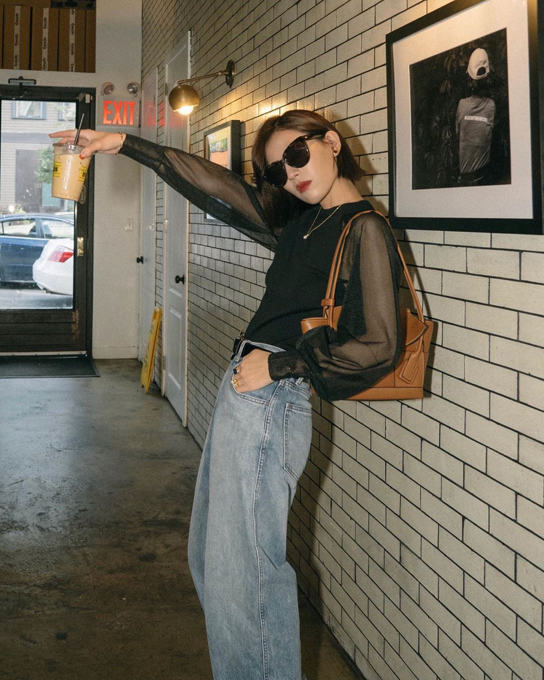 Mê quần jeans ống suông thì bạn nhất định phải sắm 3 mẫu áo sau để mặc là đẹp và chất ngất - 2 Mê quần jeans ống suông thì bạn nhất định phải sắm 3 mẫu áo sau để mặc là đẹp và chất ngất - 2