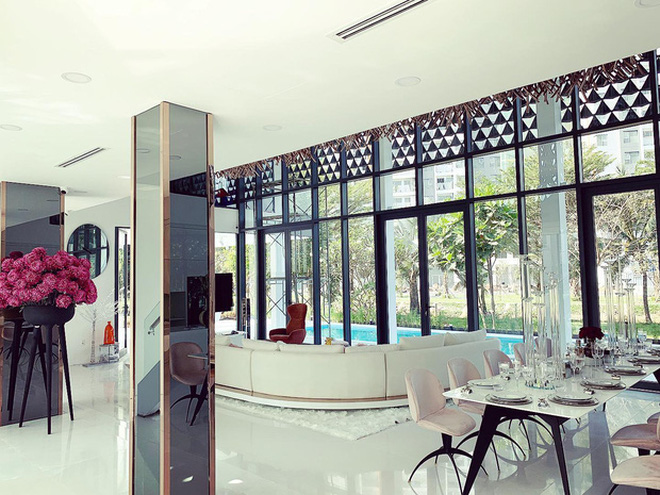 Hoa mắt vì biệt thự mới tậu của dàn sao Việt: Toàn bạc tỷ siêu sang, nhà Ngọc Trinh xa hoa như khách sạn 5 sao - 20 Hoa mắt vì biệt thự mới tậu của dàn sao Việt: Toàn bạc tỷ siêu sang, nhà Ngọc Trinh xa hoa như khách sạn 5 sao - 20