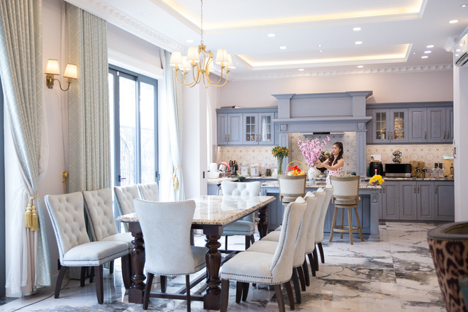Hoa mắt vì biệt thự mới tậu của dàn sao Việt: Toàn bạc tỷ siêu sang, nhà Ngọc Trinh xa hoa như khách sạn 5 sao - 6 Hoa mắt vì biệt thự mới tậu của dàn sao Việt: Toàn bạc tỷ siêu sang, nhà Ngọc Trinh xa hoa như khách sạn 5 sao - 6