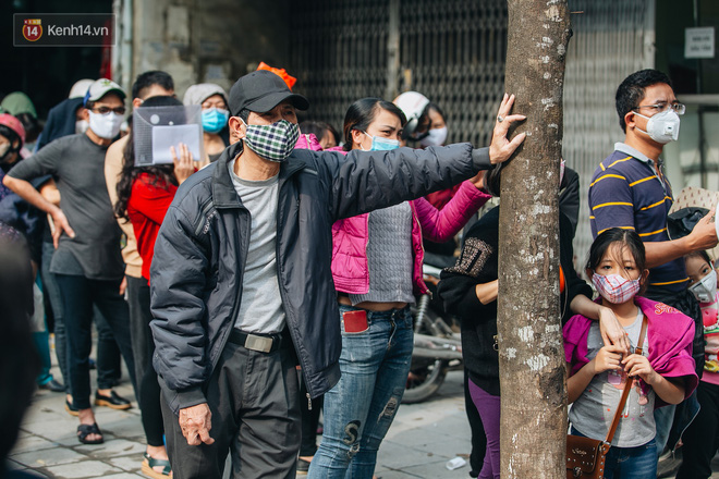 Người Hà Nội 'rồng rắn' hết cả con phố, đợi nhận 'tem phiếu' để mua khẩu trang vải sử dụng 30 lần - 5 Người Hà Nội 'rồng rắn' hết cả con phố, đợi nhận 'tem phiếu' để mua khẩu trang vải sử dụng 30 lần - 5