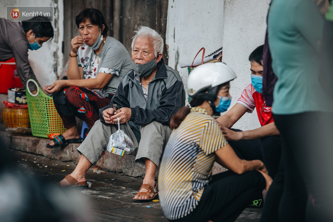 Người Hà Nội 'rồng rắn' hết cả con phố, đợi nhận 'tem phiếu' để mua khẩu trang vải sử dụng 30 lần - 4 Người Hà Nội 'rồng rắn' hết cả con phố, đợi nhận 'tem phiếu' để mua khẩu trang vải sử dụng 30 lần - 4