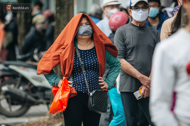 Người Hà Nội 'rồng rắn' hết cả con phố, đợi nhận 'tem phiếu' để mua khẩu trang vải sử dụng 30 lần - 3 Người Hà Nội 'rồng rắn' hết cả con phố, đợi nhận 'tem phiếu' để mua khẩu trang vải sử dụng 30 lần - 3