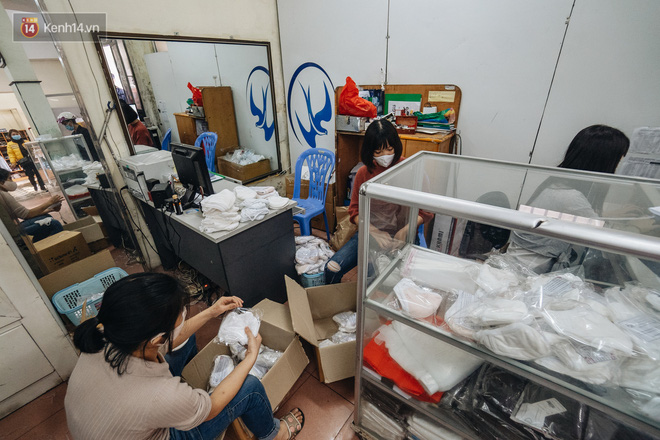 Người Hà Nội 'rồng rắn' hết cả con phố, đợi nhận 'tem phiếu' để mua khẩu trang vải sử dụng 30 lần - 18 Người Hà Nội 'rồng rắn' hết cả con phố, đợi nhận 'tem phiếu' để mua khẩu trang vải sử dụng 30 lần - 18
